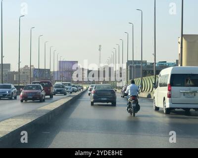 Kairo, Ägypten, 20. Oktober 2024: Die 6. Oktober-Brücke, eine Hochautobahn in Kairo, 20,5 Kilometer, erinnert an das Datum der Operation B Stockfoto