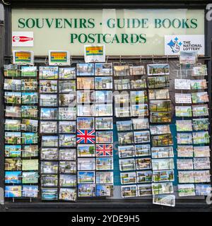 Postkarten werden vor dem Parade Shopper Souvenir Shop im Stadtzentrum von Cambridge, Cambridgeshire, England, Großbritannien ausgestellt Stockfoto