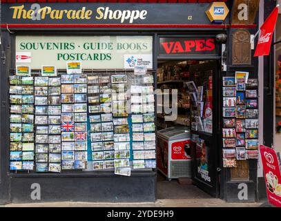 Postkarten werden vor dem Parade Shopper Souvenir Shop im Stadtzentrum von Cambridge, Cambridgeshire, England, Großbritannien ausgestellt Stockfoto