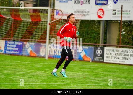 Bahlingen, Deutschland. Oktober 2024. Ron Schweizer (Bahlinger SC 38) beim Warmmachen Regionalliga S?dwest, Bahlinger SC vs. KSV Hessen Kassel, 26.10.2024 Credit: dpa/Alamy Live News Stockfoto