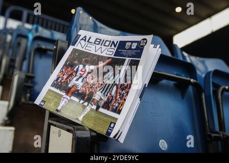 Cyrille Regis ehemaliger Spieler von West Bromwich Albion und Josh Maja von West Bromwich Albion auf der Titelseite des heutigen Spieltags vor dem Sky Bet Championship Match West Bromwich Albion vs Cardiff City at the Hawthorns, West Bromwich, Großbritannien, 26. Oktober 2024 (Foto: Gareth Evans/News Images) Stockfoto