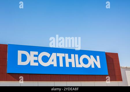 SAGUNTO, SPANIEN - 08. FEBRUAR 2019: Decathlon Store ist ein französisches Unternehmen der Handelskette für Sportartikel, die das Logo der Handelskette im Gebäude in trägt Stockfoto