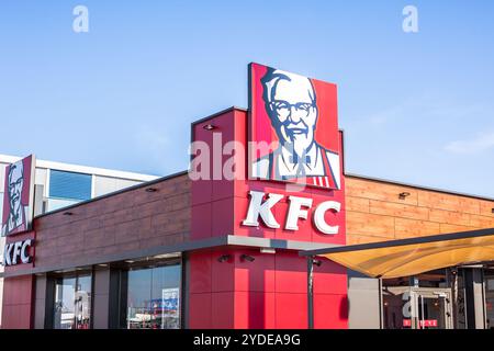 SAGUNTO, SPANIEN - 08. FEBRUAR 2019: Logo des Fastfood-Restaurants KFC Fried Chicken in seinem Gebäude im Sagunto Einkaufsviertel, Spanien. Klar hell Stockfoto