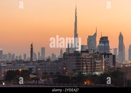 Blick auf die Stadt Dubais von der Dubai Creek Bank bei Nacht Stockfoto