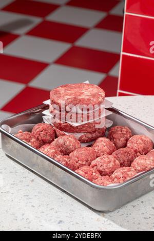 Halbfertige Schnitzel und Fleischbällchen Stockfoto