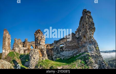 Ruinen der Burg Čičva (Čičava), 13. Jahrhundert, in der Nähe von Vranov nad Topľou, Region Prešov, Slowakei Stockfoto