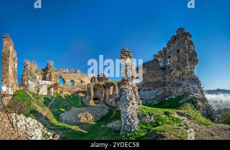 Ruinen der Burg Čičva (Čičava), 13. Jahrhundert, in der Nähe von Vranov nad Topľou, Region Prešov, Slowakei Stockfoto