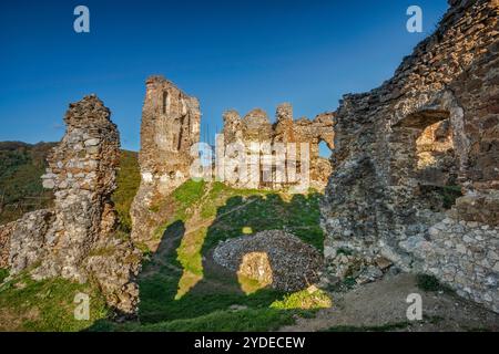 Ruinen der Burg Čičva (Čičava), 13. Jahrhundert, in der Nähe von Vranov nad Topľou, Region Prešov, Slowakei Stockfoto