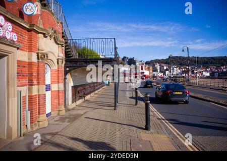 Viktorianische gusseiserne Schutzhütte am Meer von Scarborough Stockfoto