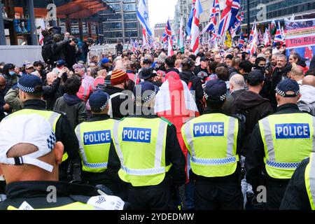 London, Großbritannien. Oktober 2024. Die Anhänger von Tommy Robinson versammeln sich und marschieren aus der Nähe von Victoria. Quelle: Matthew Chattle/Alamy Live News Stockfoto