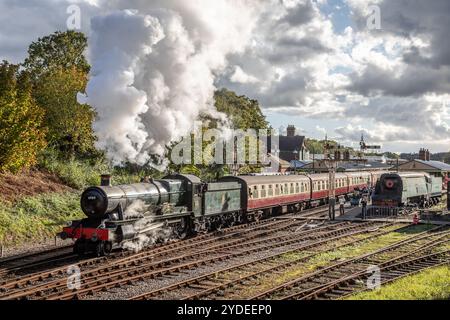 BR 'Hall' 4-6-0 Nr. 6989 „Wightwick Hall“ startet von Horsted Keynes auf der Bluebell Railway, East Sussex, England, Großbritannien Stockfoto