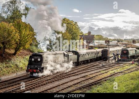 BR 'Bob' 4-6-2 No. 34070 'Manston' startet von Horsted Keynes auf der Bluebell Railway, East Sussex, England, Großbritannien Stockfoto