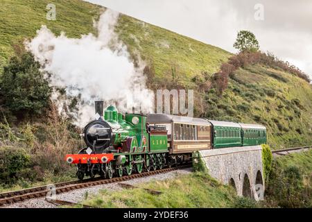 LSWR 'T3' 4-4-0 No. 563 startet von Corfe Castle Station an der Swanage Railway, Dorset Stockfoto