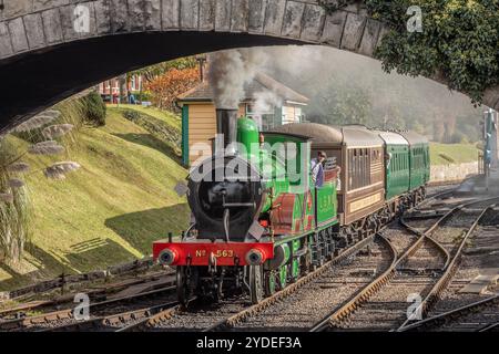 LSWR 'T3' 4-4-0 Nr. 563 startet von Swanage Station an der Swanage Railway, Dorset Stockfoto