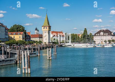 DEUTSCHLAND, LINDAU - AUGUST 21: Blick auf den Mangturm, den Damm und den Hafen von Lindau am Bodensee am 21. August 2015 Stockfoto