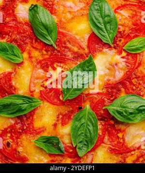 Pizza Margherita Nahaufnahme oder Makrohintergrund Stockfoto