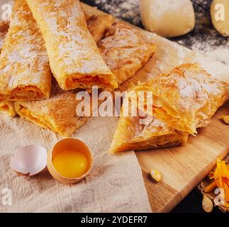 Vertuta oder Placinta mit Kürbis auf Holz Stockfoto