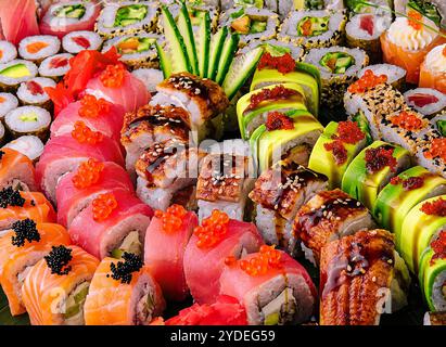 Großes Sushi-Set in Nahaufnahme oder Makro Stockfoto