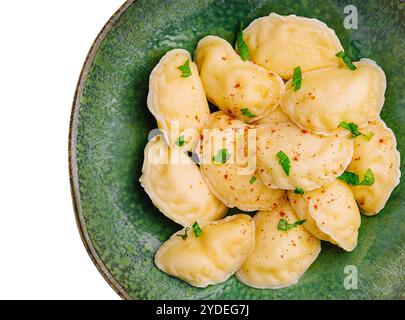 Knödel mit Hüttenkäse auf einer grünen Platte isoliert Stockfoto