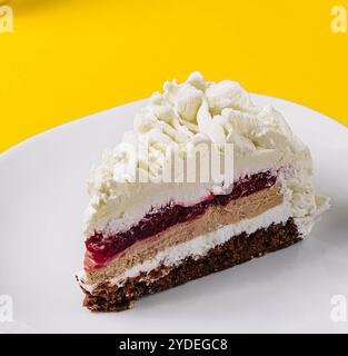 Mehrschichtiger Mousse Cake aus nächster Nähe auf gelbem Hintergrund Stockfoto