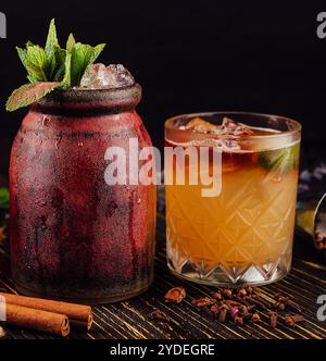 Alkoholischer Cocktail mit altmodischen Gläsern Stockfoto