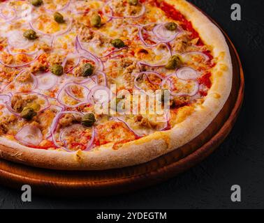 Köstlicher Pizza Thunfisch mit Tomaten, Oliven, Zwiebeln und Kapern Stockfoto