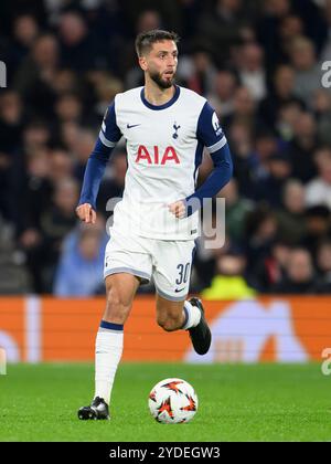 London, Großbritannien. Oktober 2024. London, England - 24. Oktober: Tottenham Hotspur's Rodrigo Bentancur beim Spiel der UEFA Europa League 2024/25 zwischen Tottenham Hotspur und AZ Alkmaar im Tottenham Hotspur Stadium am 24. Oktober 2024 in London. (David Horton/SPP) Credit: SPP Sport Press Photo. /Alamy Live News Stockfoto