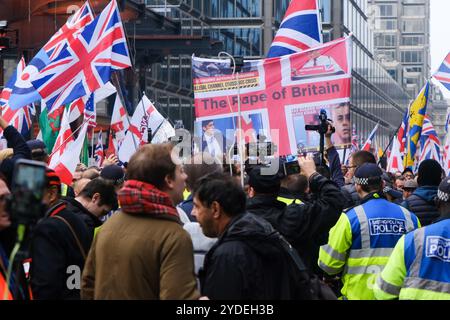 London, Großbritannien. Oktober 2024. Die Anhänger von Tommy Robinson versammeln sich und marschieren aus der Nähe von Victoria. Quelle: Matthew Chattle/Alamy Live News Stockfoto