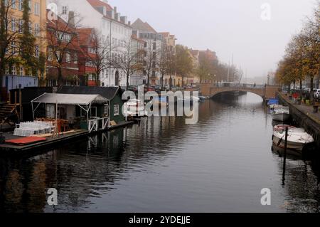 Kopenhagen/Dänemark/26. Oktober 2024/Christianshavn-Kanal am amager isalnd christen in der dänischen Hauptstadt Kopenhagen. (Foto. Francis Joseph Dean/Dean Pictures) (nicht für kommerzielle Zwecke) Stockfoto