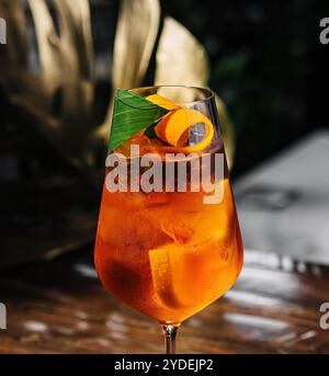 Ein Glas Aperol Spritz Cocktail aus nächster Nähe Stockfoto