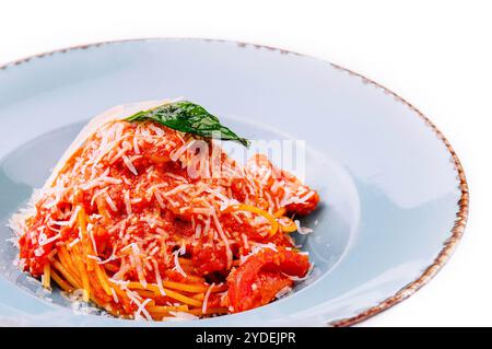 Spaghettipasta in Tomatensauce und Parmesankäse Stockfoto