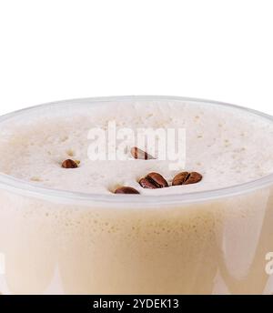 Eiskaffee in einer Plastiktasse mit Kaffeebohnen in Nahaufnahme Stockfoto