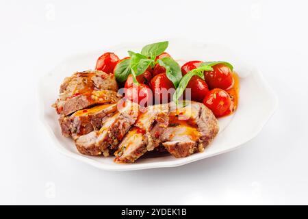 Gebackener Hackbraten mit Spinat und Tomaten, isoliert auf weiß Stockfoto