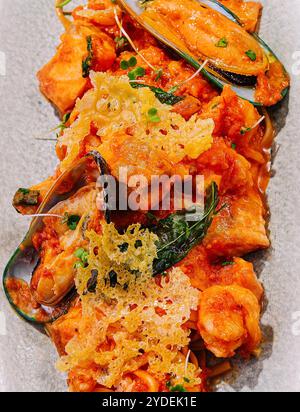 Nudeln mit Meeresfrüchten mit Garnelen und Muscheln in Tomatensoße Stockfoto