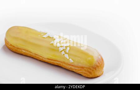 Köstliches Eclair mit Vanillepudding auf dem Teller mit Blick von oben Stockfoto