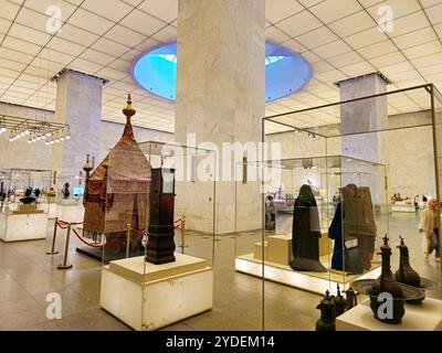 Kairo, Ägypten, 6. Oktober 2024: Die Haupthalle im National Museum of Egyptian Civilization (NMEC) befindet sich in Old Cairo und zeigt Sammlungen Stockfoto