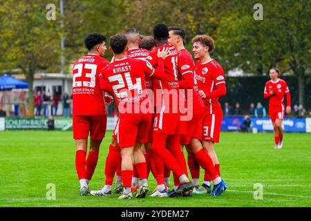 Bahlingen, Deutschland. Oktober 2024. Torjubel des Bahlinger SC zum 1:0 Regionalliga S?dwest, Bahlinger SC vs. KSV Hessen Kassel, 26.10.2024 Credit: dpa/Alamy Live News Stockfoto