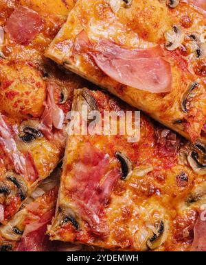 Eine lange Pizzamischung liegt aus nächster Nähe von oben Stockfoto