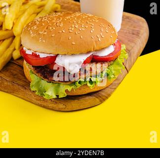 Burger mit Pommes frites und Milchshake aus nächster Nähe Stockfoto