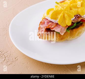 Croissant-Sandwich mit Speck, Käse und Ei Stockfoto