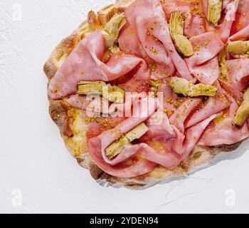 Quadratische Pizza mit Schinken und Artischocken von oben Stockfoto