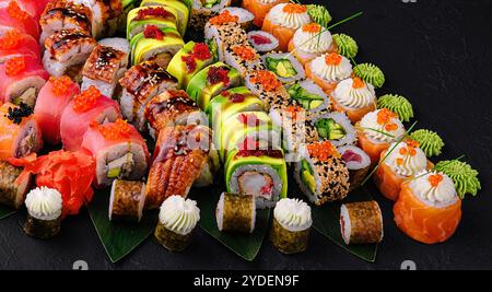 Großes Sushi auf schwarzem Stein Stockfoto