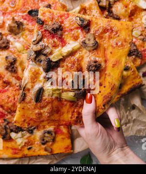 Pizza mit Hackfleisch, Artischocken und Pilzen Stockfoto