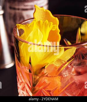 Glas negroni Cocktail dekoriert mit Blumen Stockfoto