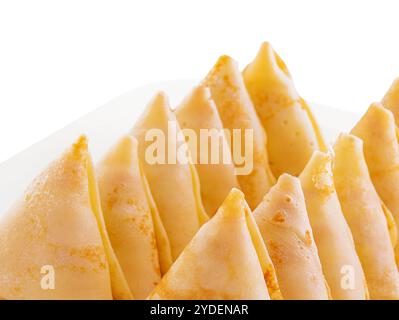 Dreieckige Pfannkuchen mit Fleisch auf Teller Stockfoto