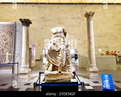 Kairo, Ägypten, 6. Oktober 2024: Statuen im Nationalen Museum für Ägyptische Zivilisation (NMEC), das sich in der Altstadt von Kairo befindet, zeigt das Museum eine Sammlung Stockfoto