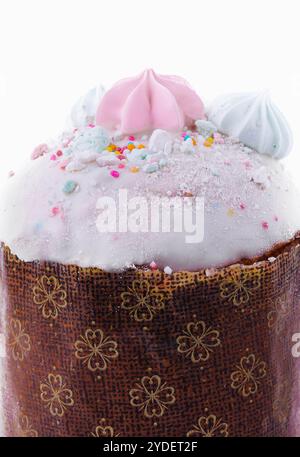 Traditioneller Osterkuchen mit Meringue auf weißem Hintergrund Stockfoto