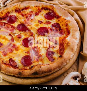 Pepperoni-Pizza von oben Stockfoto