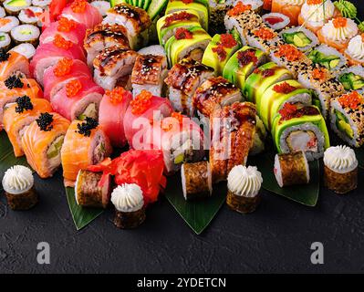 Großes Sushi-Set, von oben auf schwarzem Hintergrund aufgenommen Stockfoto