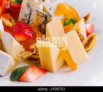 Käseplatte mit verschiedenen Käsesorten Stockfoto